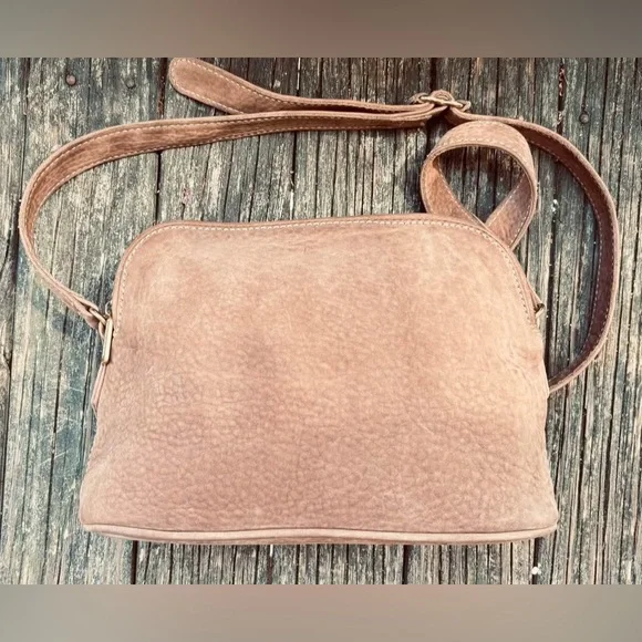 Vintage/Rare Coach Nubuck Leather Bag
Style: #494
Soft Taupe
Excellent Condition - Picture 4 of 11